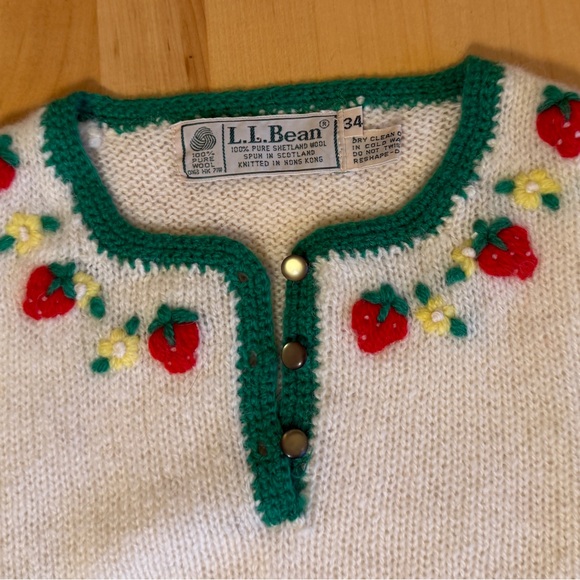 Vintage L.L. Bean 1980s cottage core 100% wool embroidered knit 🍓sweater Size 34 - Picture 4 of 9